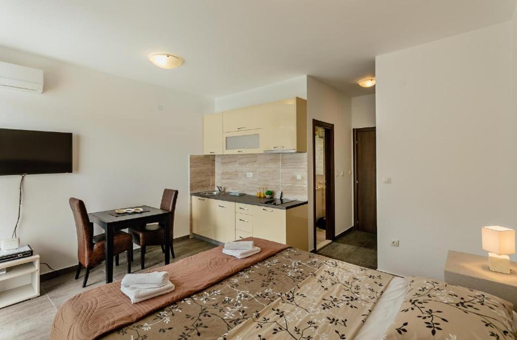 Apartments Joy Herceg Novi Bagian luar foto